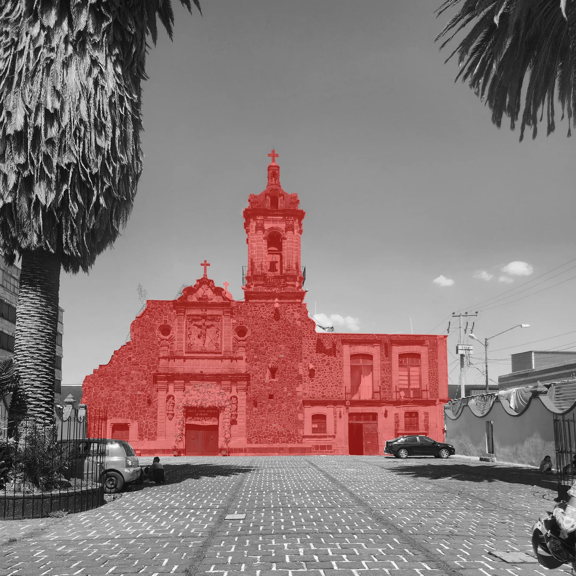 Vista frontal de la Parroquia de Santo Tomás Apóstol La Palma aislada visualmente de su entorno inmediato.
