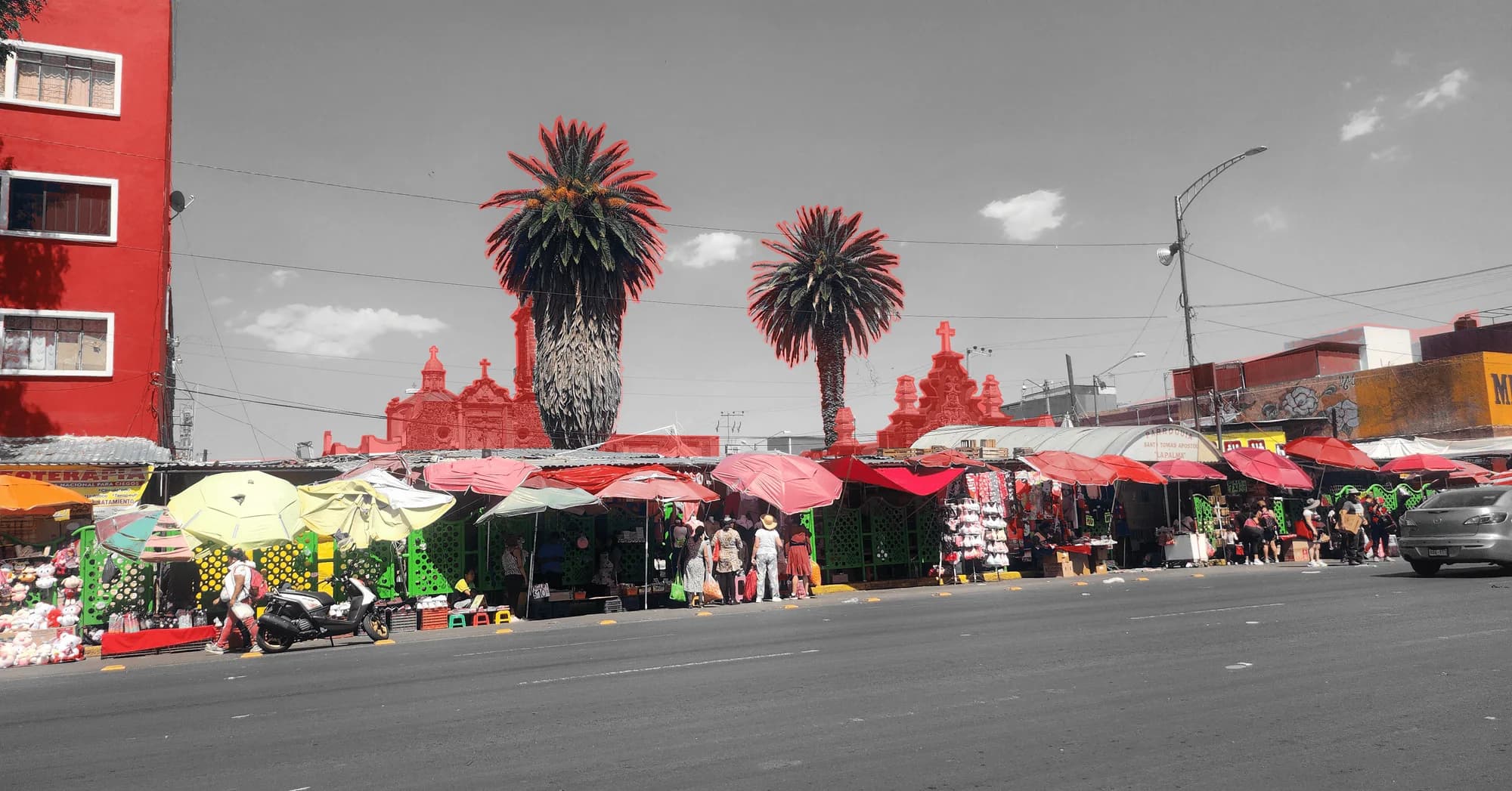 Vista de Circunvalación donde el comercio informal oculta parcialmente la Parroquia de La Palma.