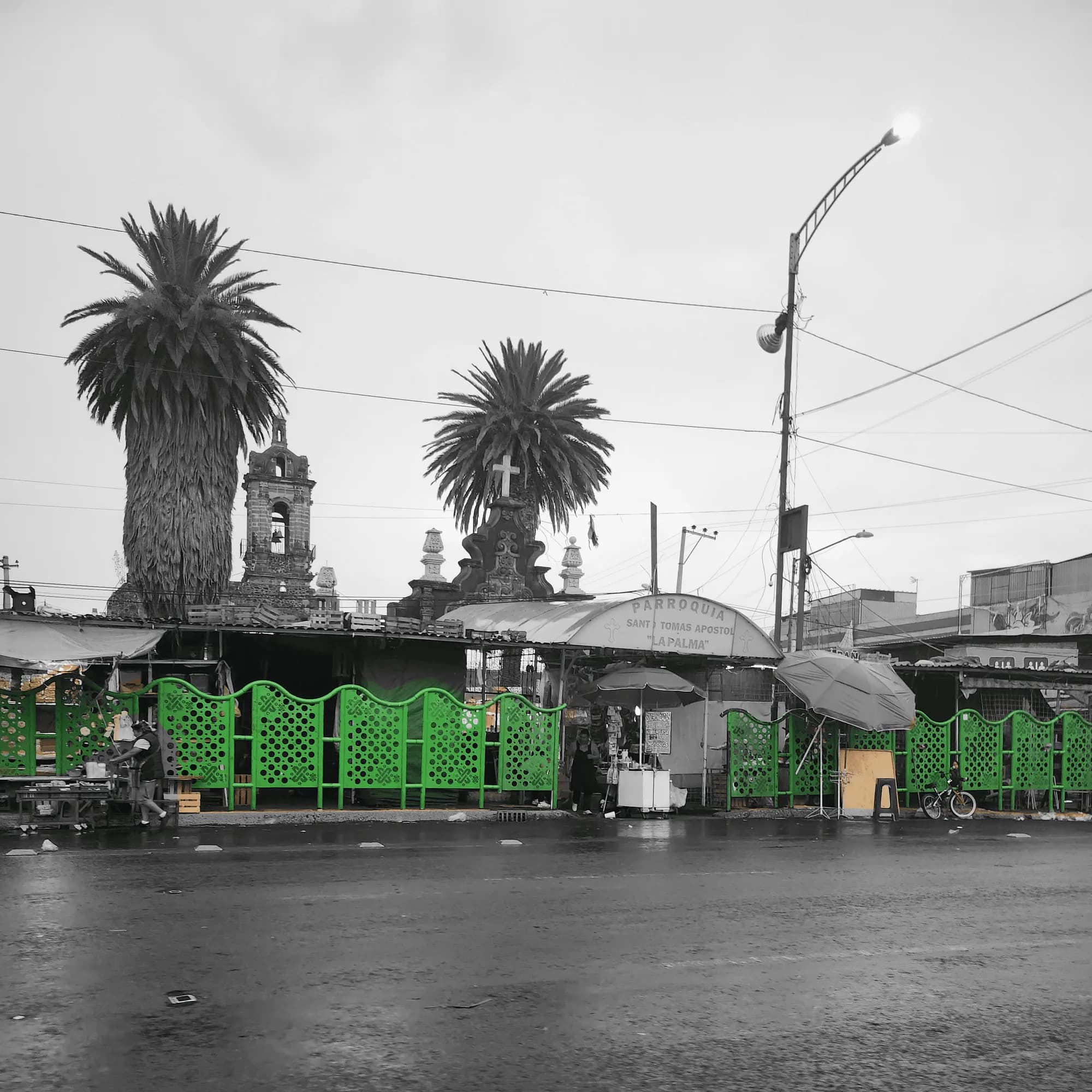 Burladeros metálicos instalados sobre Circunvalación frente a la Parroquia de La Palma.