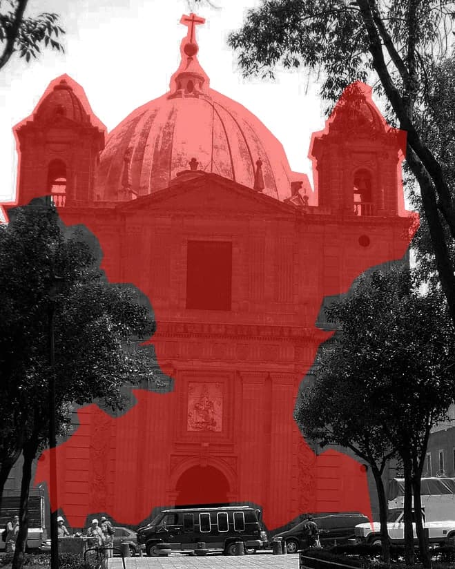 Fachada de la Iglesia de Nuestra Señora de Loreto sin comercio frente a ella.