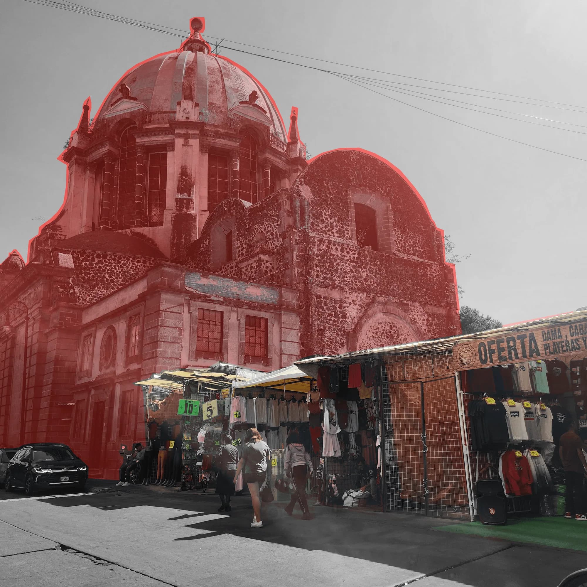 Iglesia de Nuestra Señora de Loreto parcialmente cubierta por comercio informal.