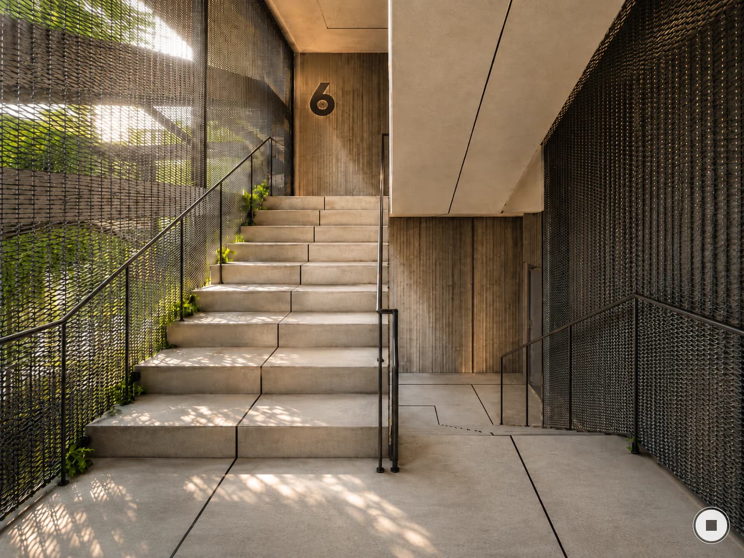 Escalera protegida por la doble fachada bioclimática del campus.